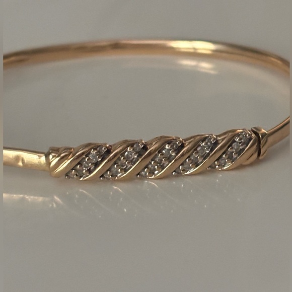 Vintage 10k yellow diamond gold bangle w/ clasp. Beautiful. Worn a/ care - Picture 2 of 7